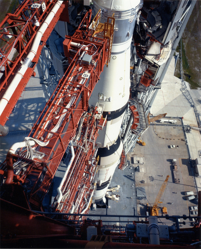Illustration for article titled Amazing photos from NASA's vaults show how they assembled Apollo 11